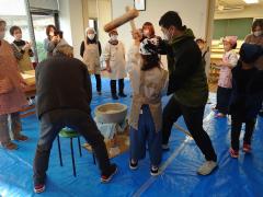 子どもがもちつきをしている