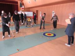 参加者がパックを打っている