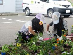 秋苗を植えている子ども2人