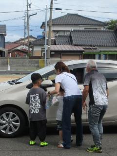 交通安全の啓もう活動を行う親子