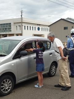 交通安全の啓もう活動を行う子ども