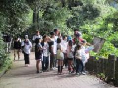 ガイドの説明を聞く写真