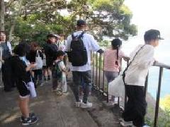 月見御殿からの景色を眺める写真