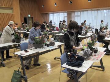 寄せ植えに取り組む学級生の様子