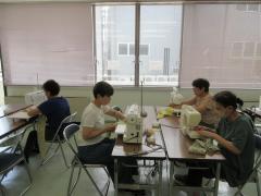 ミシンでネッククーラーを作っている