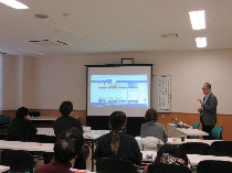 講師の説明を聞く参加者