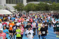 秋の港町　ランナー駆け抜ける