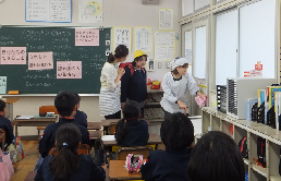 寸劇で、認知症の方への接し方を学びました。