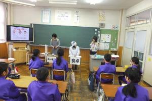 寸劇で、認知症の方への接し方を学びました。