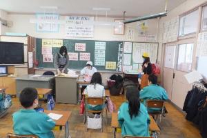 寸劇で、認知症の方への接し方を学びました。