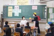寸劇で、認知症の方への接し方を学びました。
