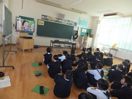 認知症についてのDVDをみています