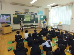 脳モデルで、脳の構造について学んでいます