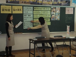 紙芝居の内容を振り返り、認知症について学んでいます