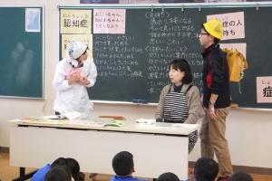 先生も参加した寸劇で、認知症の方への接し方を学びました。