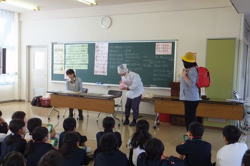 先生も参加した寸劇で、認知症の方への接し方を学びました。