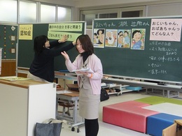 認知症についてのDVDをみて、どのような症状があったかを発表しています