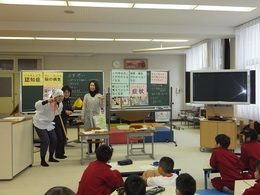 先生も参加した寸劇で、認知症の方への良い対応を学びました