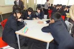 認知症の方への良い対応方法をグループで話し合いました
