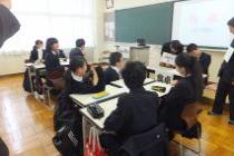 対応方法を寸劇にして発表し合いました。