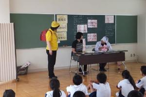 先生も参加した寸劇で、認知症の方への接し方を学びました