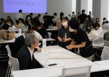 名刺交換をしている様子