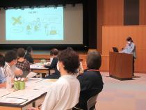 前方の事例発表者の説明を聞いている参加者