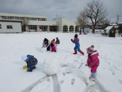 ぱんだ組雪遊びの様子