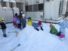 きりん組雪遊びの様子