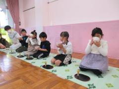 5歳児がお茶を飲んでいる