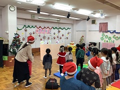 クリスマスのお話を聞いている