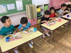 クッキングした夏野菜カレーを食べています。