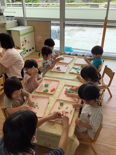 こあら組が小麦粉粘土を楽しんでいます。