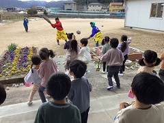 鬼に向かって豆まきをしています。