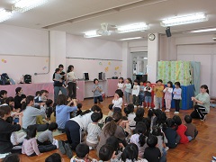 みんなで手遊びをしているところ