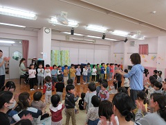 みんなで歌っているところ