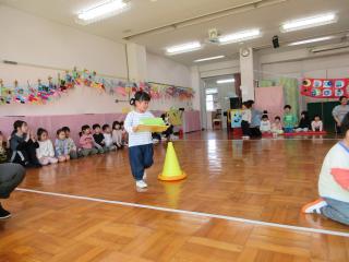 かしわもち運びをしています