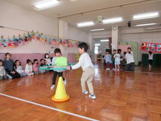 友達と協力して運んでいます