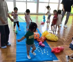 魚つりゲームをして遊んでいます