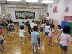 友達と手を繋いで七夕の踊りをしています