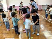 手をつないで