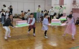 ひし餅はこび