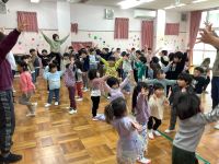 みんなで踊っています。