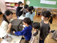 ハテナボックス箱の中身を確認しています