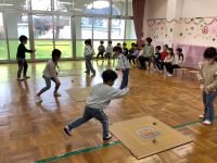 コマ回し対決をしています。