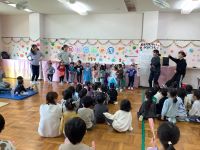 様々なキャラクターになって踊っています。