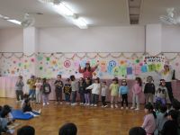 アイドルの踊りをしています。