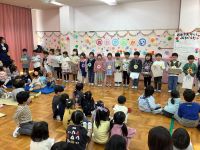 年長児からお返しの歌とプレゼントをもらいました。
