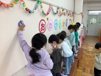 ホールの飾り付けをしています。