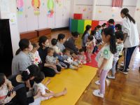 きりん組がメダルを渡しています